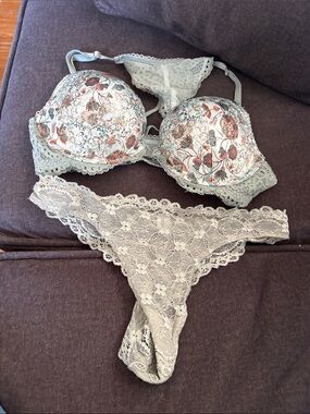 Floral Lace Push-Up Bra & Lace Thong Set - Light Gray/Floral